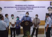 Gubernur Lampung Berikan Napi Asimilasi Kartu Pra Kerja