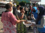Relawan Bagikan Jamu Empon-Empon