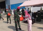 Duet Marinir & PengusahaTebar Ribuan Paket Sembako