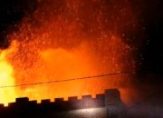 Korsleting Listrik Gedung Karaoke Ludes Terbakar