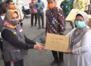 TP PKK Provinsi Lampung Bagikan Sembako dan APD