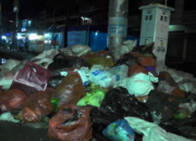 Sampah Menggunung Tutup Badan Jalan