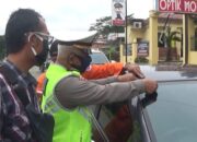 Periksa Kendaraan, Polisi Pasang Stiker