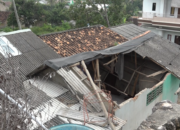 Lepas Kendali, Mini Bus Mendarat di Atap Rumah