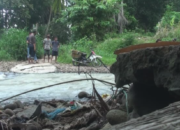 Akses Rusak, Warga Menantang Maut