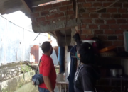 Lolos Dari Maut, Warga Panjat Atap Rumah Saat Banjir