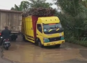 Jalan Rusak Parah Ditengah Kota