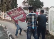 Pro Hasbi Protes, Spanduk Berhias Dicopot