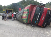 Rem Blong Truk Ekspedisi Terguling