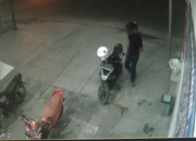 10 Detik Pencuri Gasak Satu Motor