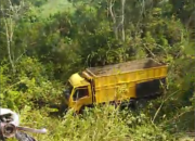 Truk Masuk Jurang, 1 Meninggal 7 Luka