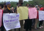 Bupati Pesawaran Diminta Buka Tembok Penutup Jalan