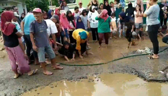 Merdeka Hanya Kata, Lomba Tangkap Lele di Jalan Rusak