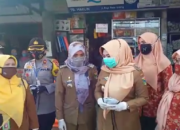 Pemkab Tanggamus Bagikan Masker di 7 Pasar