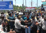 Peringatan Hari Tani Nasional, Massa dan Petugas Saling Dorong