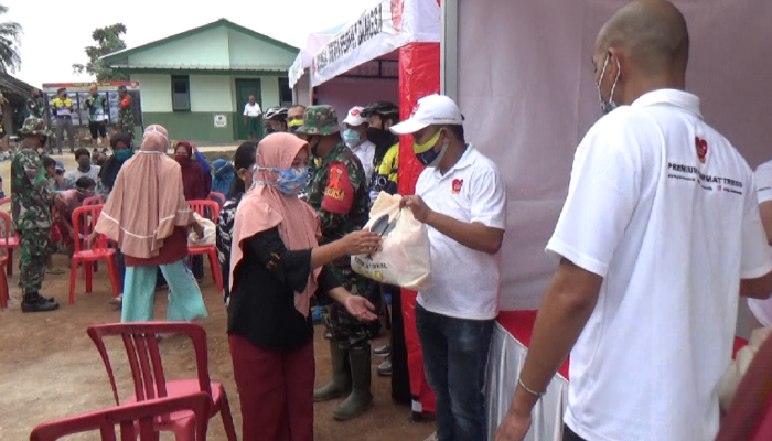 Yukata Peduli Bagikan Paket Sembako di TMMD ke-109 Tahun 2020