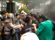 Mahasiswa dan Polisi Saling Dorong, DPRD Metro Sepakat Tolak UU Omnibus Law