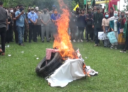 Mahasiswa Lampung Utara Bakar Gambar Puan Maharani