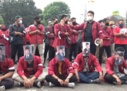 Tolak Omnibus Law, Mahasiswa Salat Jenazah Untuk DPRD