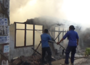 Tiga Ledakan, Kontrakan Tiga Pintu Ludes Terbakar