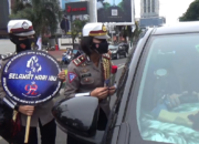 Hari Ibu, Polwan Bagikan Bunga ke Pengendara Wanita