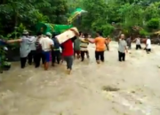 Warga Usung Keranda Seberangi Sungai, Pemkab Pesawaran Dicibir