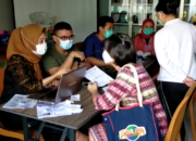 Melihat Vaksinasi Covid-19 di Puskesmas, Dipadati Lansia Hingga Jurnalis