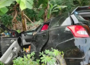 Kereta Api Babaranjang Hantam Datsun Go