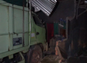 Lepas kendali, Truk Hantam Sepeda Motor dan Warung