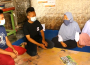 Demi Sekolah, Kakak Adik Bergantian Seragam