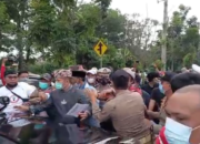 Ricuh, Mobil Bupati Lampung Utara Dihadang Massa