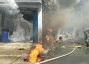 Gudang Solar Meledak, Api Berkobar Sepanjang Parit