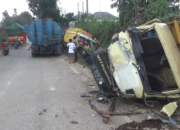 Truk Tebu Gagal Menanjak, Seruduk Tiga Mobil, 1 Pemotor Tewas