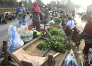 Terdesak Pandemi, Pedagang Pasar Bakauheni Buka Lapak di Trotoar