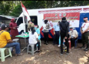 Petugas Vaksin Keliling Pakai Atribut Kemerdekaan