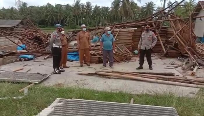 Puting Beliung Terjang Pemukiman dan Sekolah