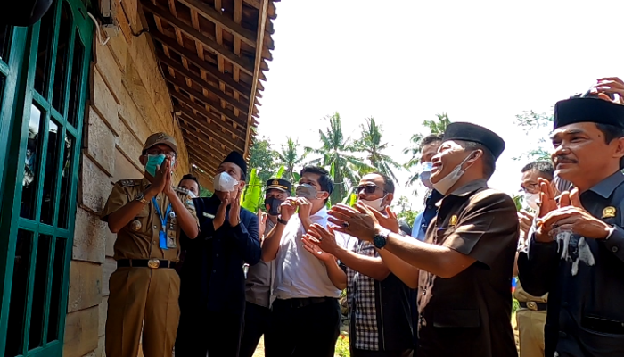 PLN Nyalakan Listrik, Pekon Marang Terang Warga Girang