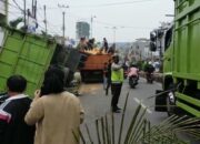 Truk Muatan 10 Ton Terguling