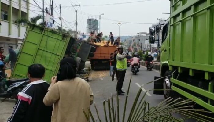 Truk Muatan 10 Ton Terguling