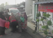 Bagi Sembako Ke Warga, Ini Baru Polisi Rakyat