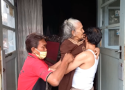 Lansia Diselamatkan Dari Kebakaran