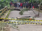 Polisi Tutup Jalan, Marinir Bangun Jembatan Darurat di Way Gebang