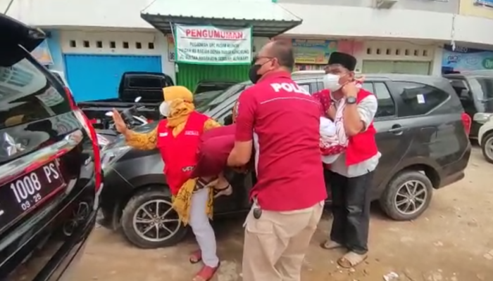 Seremoni Kesiangan, Warga Antre Pingsan