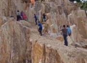 Mayat Tergantung Dipuncak Camang Dikira Boneka