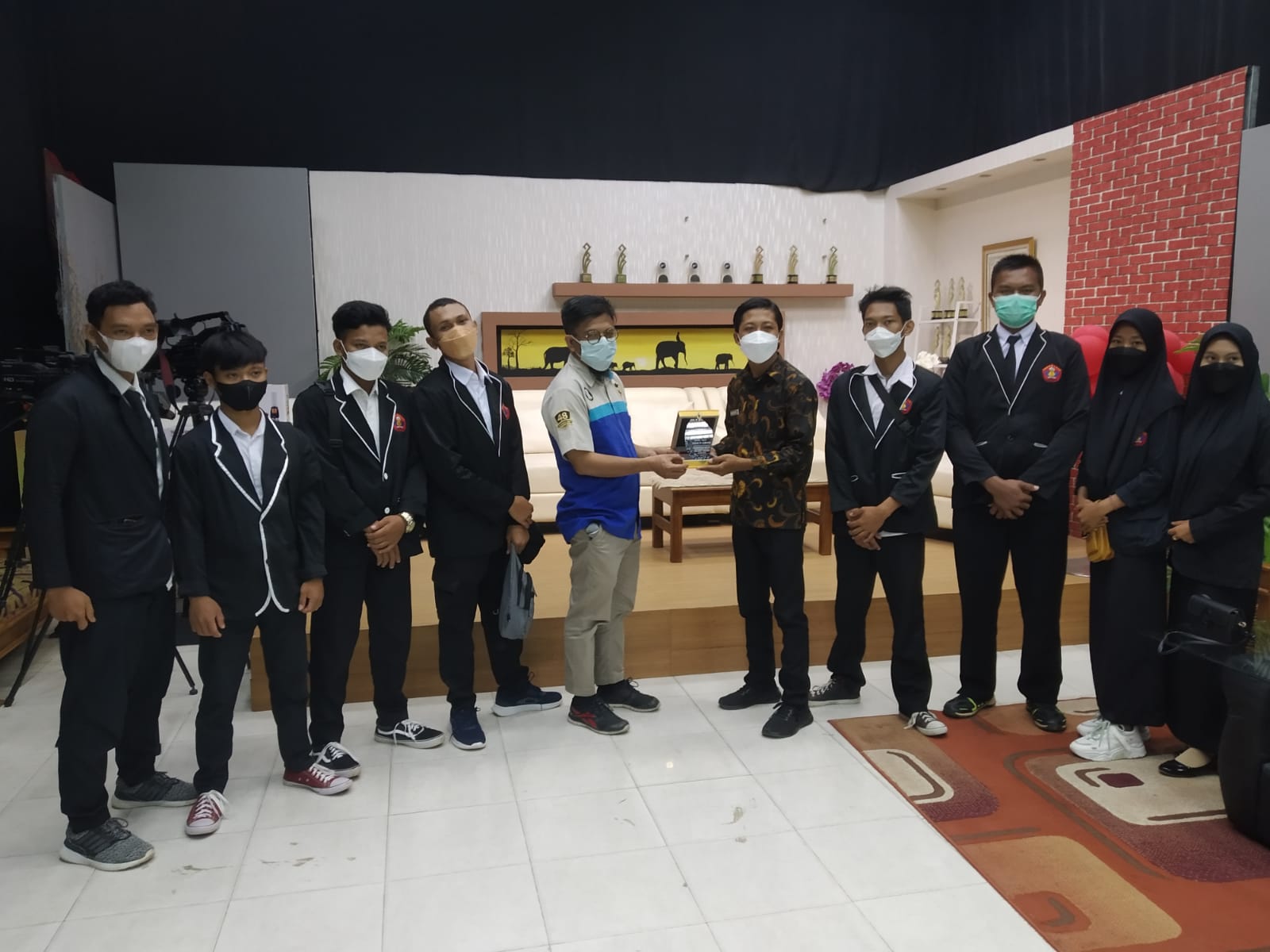 TIMBA ILMU : Radar TV Lampung menjadi rujukan sekolah untuk kunjungan dan praktik industri. (Foto Jefry Ardy)