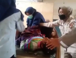 Dramatis, Vaksinator Bantu Ibu Melahirkan di Lapak Pedagang