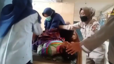 Dramatis, Vaksinator Bantu Ibu Melahirkan di Lapak Pedagang