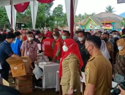 Berdesakan di Pasar Murah, Eva Tertibkan Warga