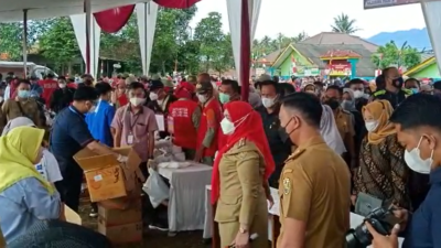 Berdesakan di Pasar Murah, Eva Tertibkan Warga