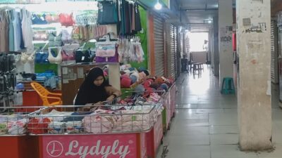 Pedagang Gulung Tikar, Sewa Kios Terjun Bebas